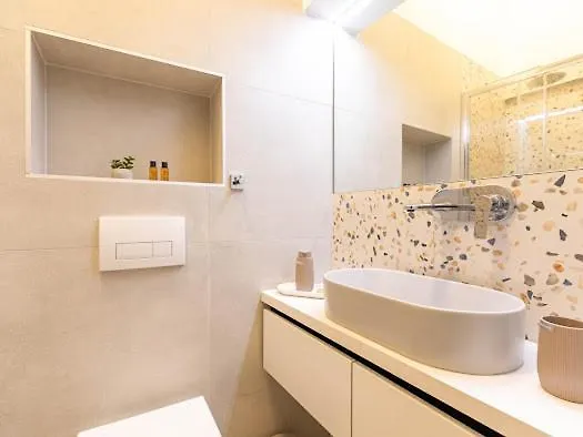 Polai Park Apartments 0*, Πούλα
