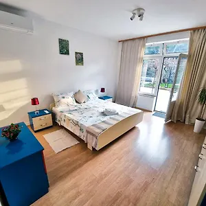  Apartment Retreat With Free Parking